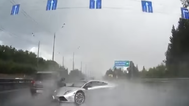 Los ricos también lloran: Lamborghini protagoniza un espectacular accidente sobre una vía mojada