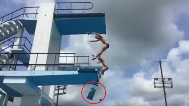 La plataforma de un trampolín colapsa durante un salto olímpico sincronizado 