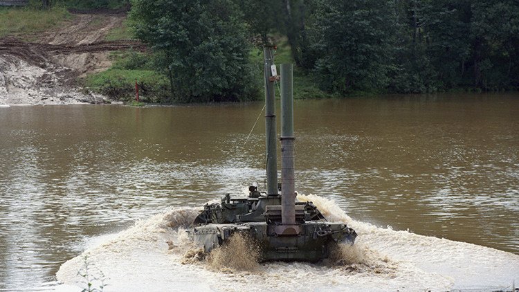 ¿Cómo es conducir un tanque bajo el agua? (Video)