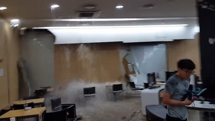 Estudiar en condiciones extremas: una universidad en Seúl se inunda en plena clase (video)