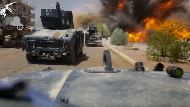 VIDEO IMPACTANTE: Coche bomba del Estado Islámico explota junto a soldados iraquíes