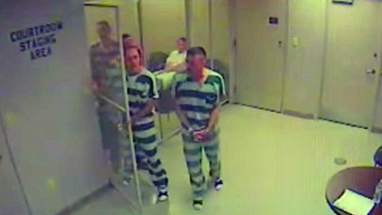 Reos escapan de un calabozo en EE.UU. para salvar la vida a su celador (VIDEO)