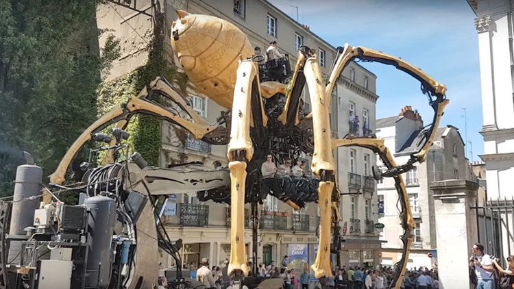Una gigantesca 'araña' de 38 toneladas 'pasea' por las calles en Francia (video)