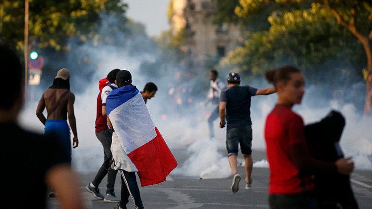 Fuego, agua, gas y lágrimas: Disturbios en París tras cierre de 'fan zone' de la Eurocopa (video)