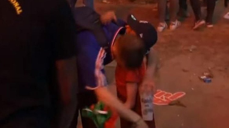 Video: Un niño portugués consuela a un hincha francés tras la final de la Eurocopa 2016