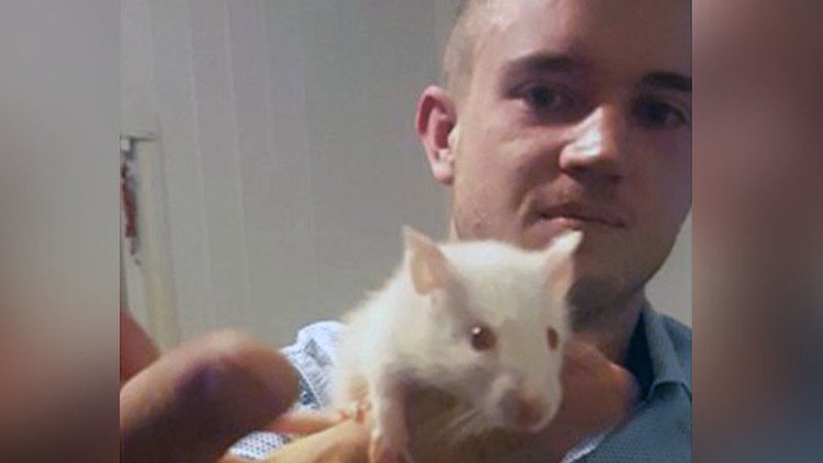 ¿Hay algo más desagradable y cruel?: Muerde la cabeza de una rata y se la traga con vodka