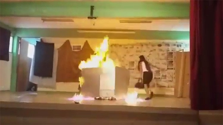 Un video muestra cómo un incendio afectó a dos estudiantes mexicanas en plena obra de teatro
