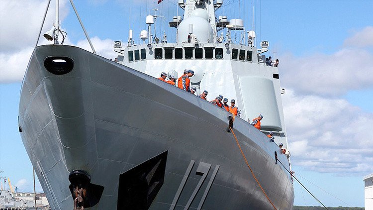 Pekín pone en servicio un nuevo destructor el día del fallo sobre el mar de la China Meridional