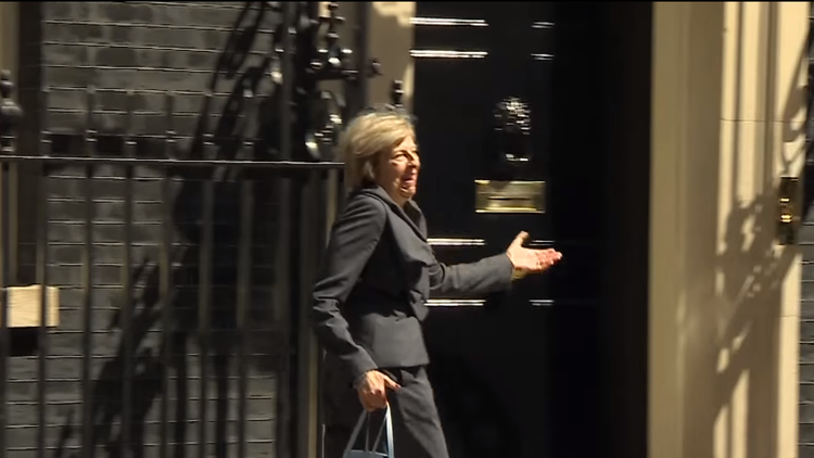 La nueva primera ministra británica se 'pierde' buscando el coche oficial que la esperaba