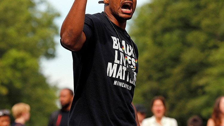 Agresor con una camiseta de Black Lives Matter dispara 17 veces contra vehículo policial en EE.UU.