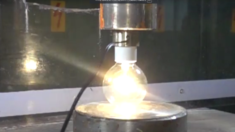¿Qué pasa si aplastas bombillas encendidas con una prensa hidráulica? (explosión en cámara lenta)