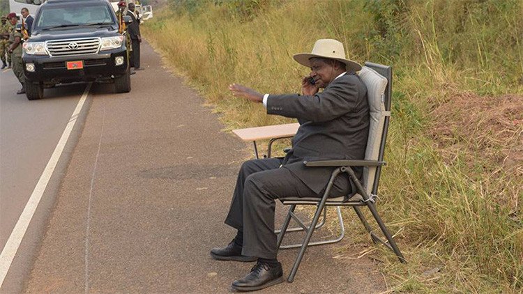 El presidente de Uganda realiza una llamada en plena carretera y la foto conquista las redes