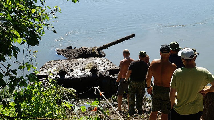Sacan de un río ruso un tanque perdido en la Segunda Guerra Mundial, ¡y podría volver a arrancar!