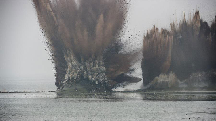 De película: Hacen explotar un enorme dique de 4 kilómetros en China en segundos (VIDEO)