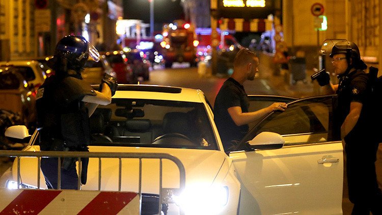 Dos fotos que resumen cómo se vivieron las horas posteriores al atentado en Niza