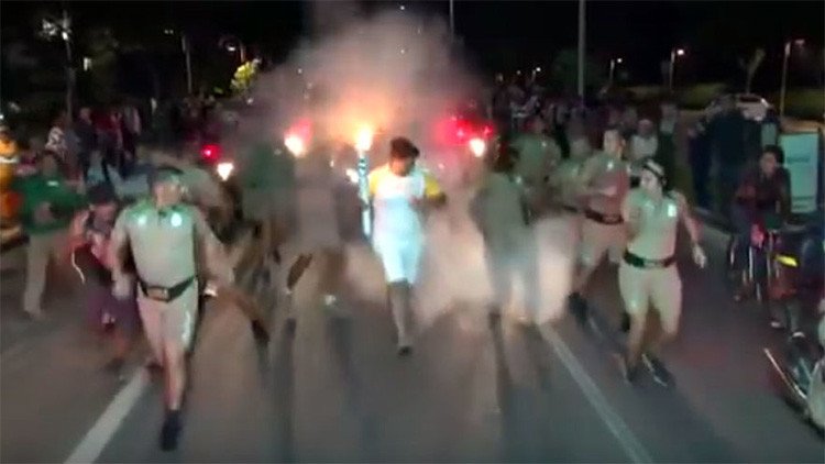 Video: Un 'aguafiestas' con extintor ataca al portador del fuego olímpico en Brasil