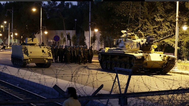 Golpe militar en Turquía: Tanques, cazas, tiroteos, un helicóptero abre fuego en Ankara