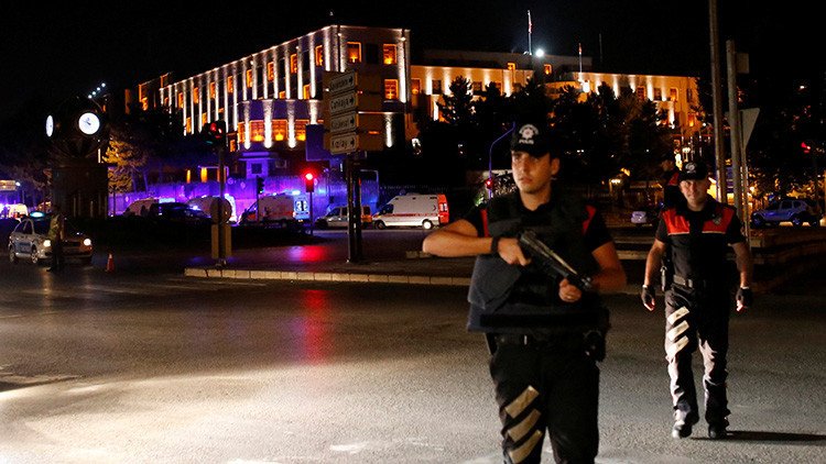 Primer ministro turco: "Los militares que intentaron el golpe pagarán con las consecuencias"