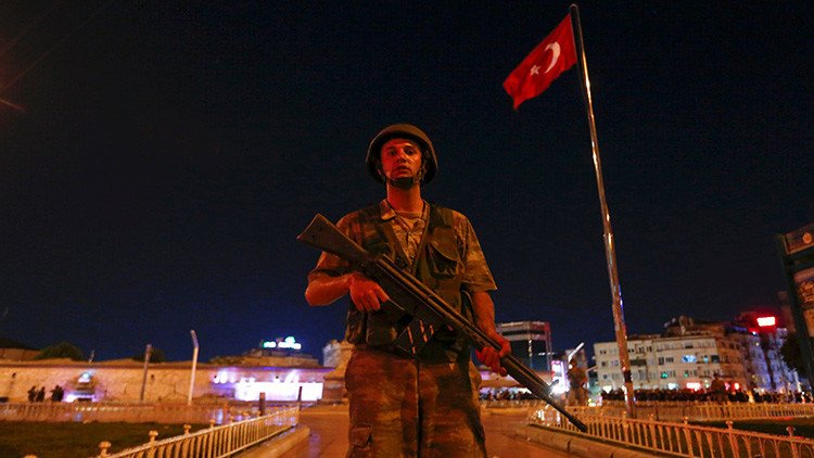 El Ejército griego activa el estado de alerta tras el golpe militar en Turquía
