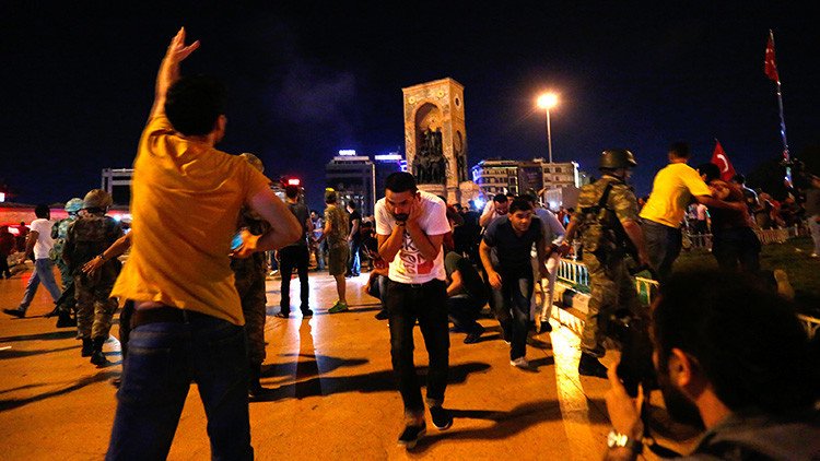 FUERTES IMÁGENES: Los militares disparan a unos manifestantes en Estambul