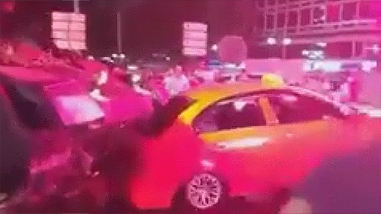 Turquía: Un tanque golpista aplasta los coches que le impiden el paso (video)