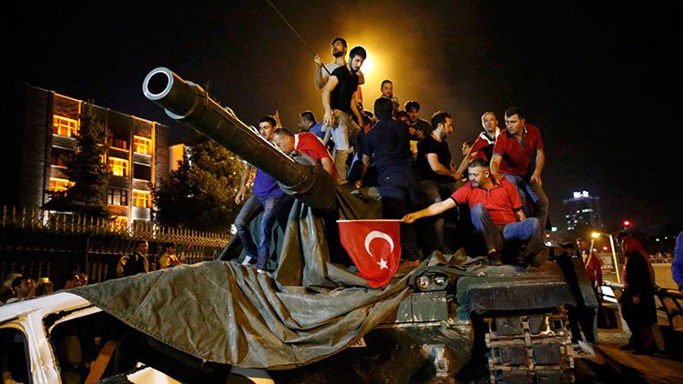 Oficiales turcos confirman que han logrado detener el golpe militar