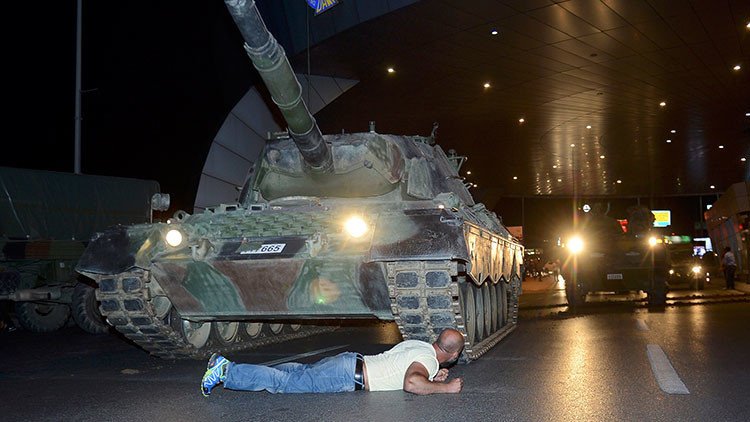 Ecos de Tiananmén en una imagen icónica del levantamiento popular frente al golpe en Turquía