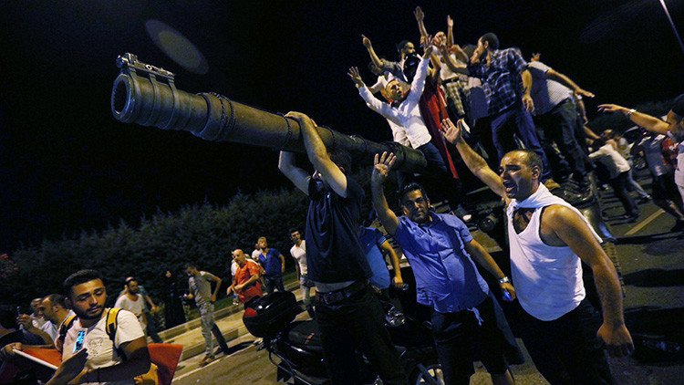 Video: Civiles sacan a los golpistas de los tanques en Estambul