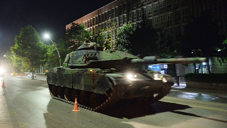 FUERTES IMÁGENES (+18): Un tanque embiste y atropella a civiles en Turquía