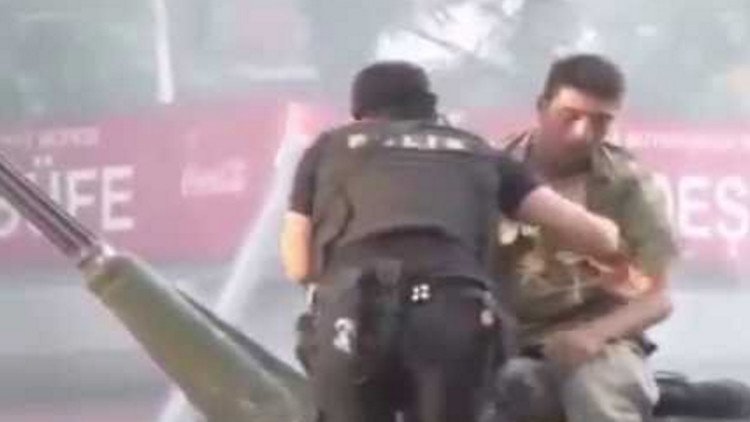 VIDEO: Un policía turco saca de un tanque a un militar golpista y lo salva de la multitud enfurecida