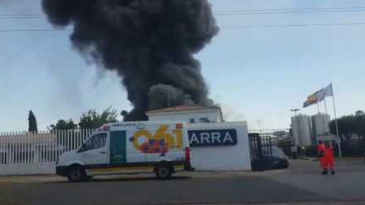 España: Fuerte incendio en una fábrica en Sevilla (video)