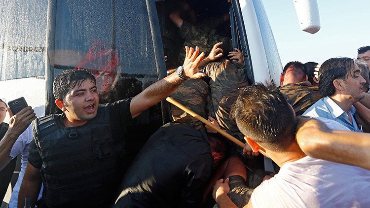 Video: Partidarios de Erdogan desarman y golpean a militares que tomaron una oficina de CNN Turk
