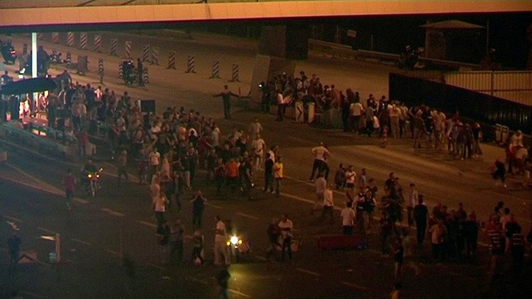 Video: Momento en que los golpistas abren fuego contra civiles en el puente del Bósforo