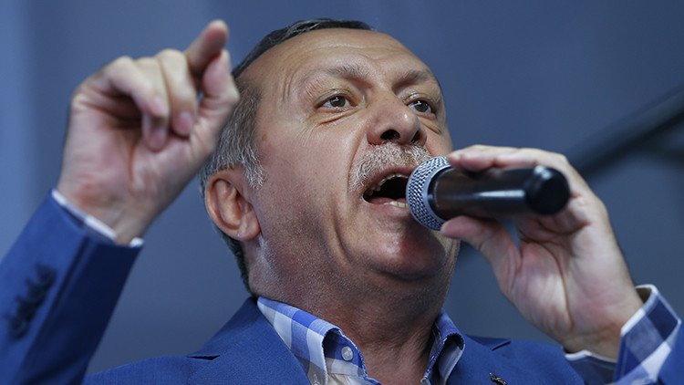 Erdogan afirma que "limpiará" las estructuras estatales del "virus" que provocó el intento de golpe