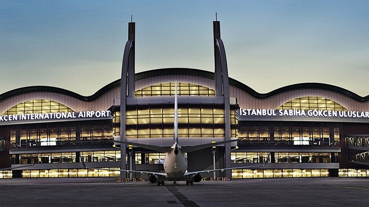 Se reporta un tiroteo entre la Policía y militares golpistas en un aeropuerto de Estambul