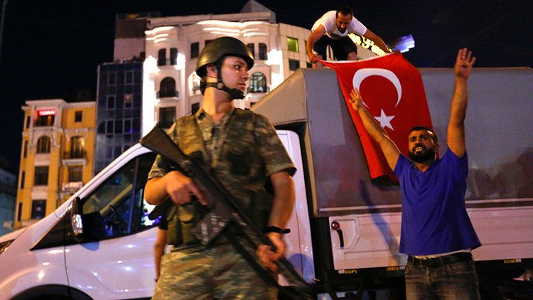 Video: Los líderes del fallido intento de golpe en Turquía aparecen magullados ante las cámaras