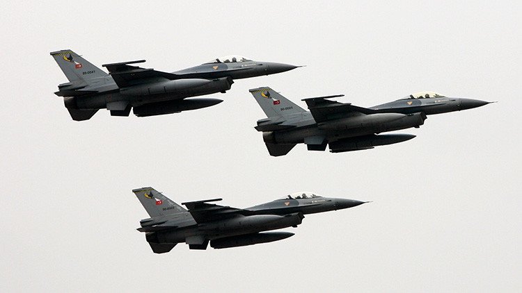 El presidente turco ordena que cazas militares vigilen el espacio aéreo de Turquía