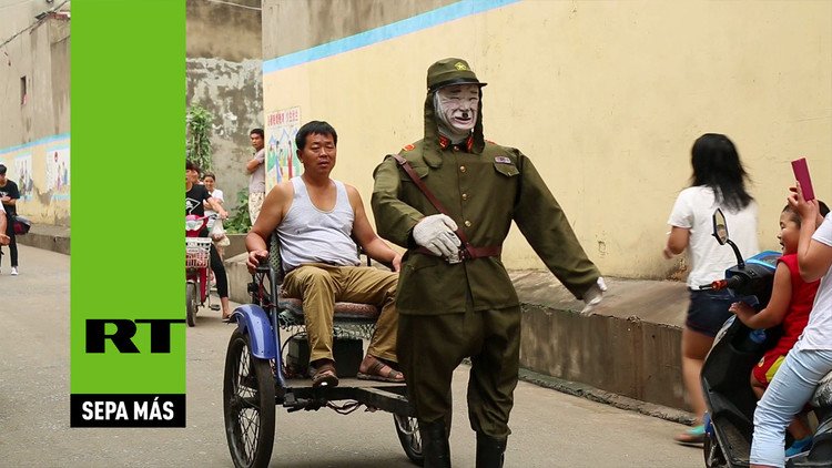 Un chino engancha a un ‘soldado japonés’ a su rickshaw