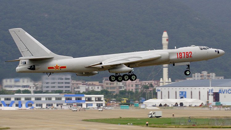 Crece la tensión en Asia Oriental: China envía un bombardero nuclear H-6K a las aguas en disputa