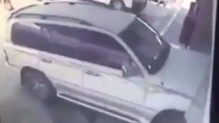 Error fatal: Conductor empotra su camioneta en una tienda y lo pagan dos inocentes