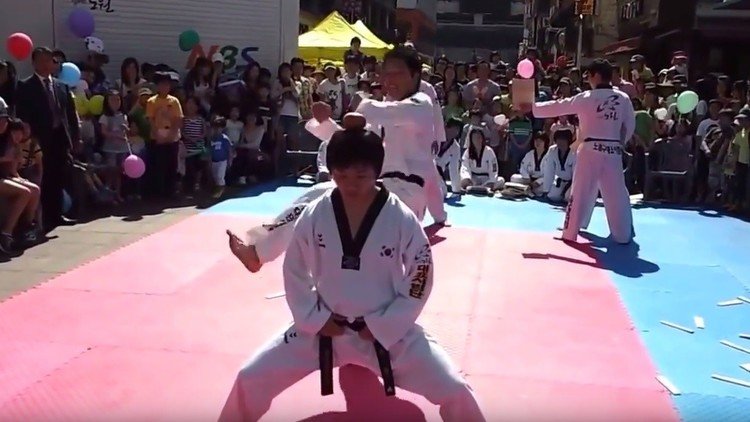 El ejercicio de karate de este joven salió terriblemente mal