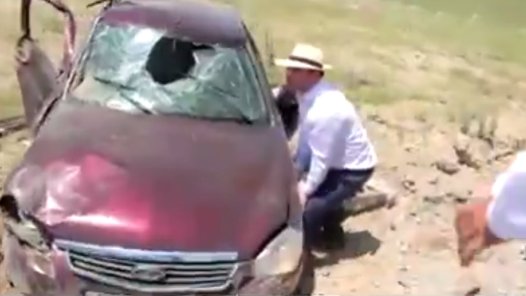 FUERTES IMÁGENES: Este hombre sale despedido por el parabrisas de su coche al volcarse