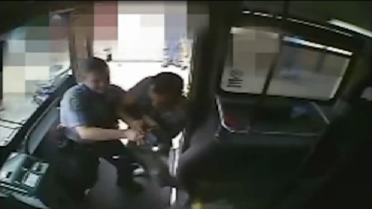 EE.UU.: La Policía abate a un hombre de comportamiento peligroso en un autobús (FUERTE VIDEO)