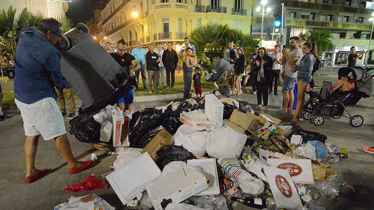 Video, fotos: Residentes de Niza convierten el lugar de la muerte del terrorista en un vertedero
