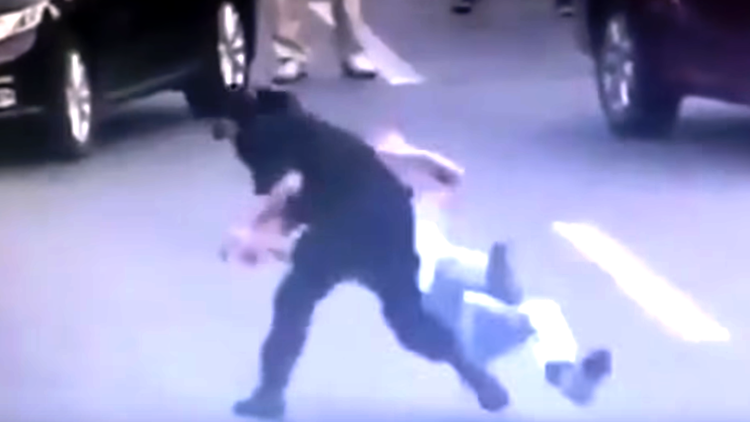 ¿Mejor que Jackie Chan? Esta mujer neutraliza a un hombre armado con una maniobra de película