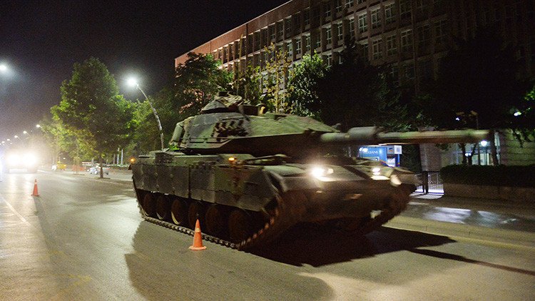 Turquía: Dos tanques golpistas pasan por encima del hombre que intentaba detenerlos (FUERTE VIDEO)