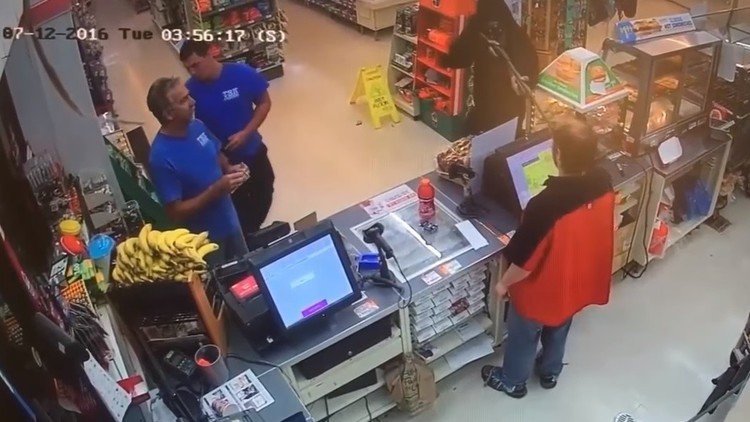 Un ladrón armado intenta atracar una tienda y el dependiente actúa así