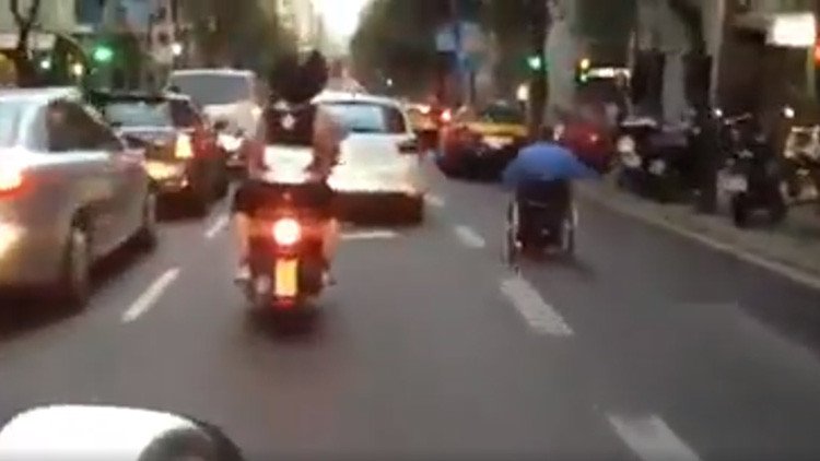 VIDEO VIRAL: ¡Adelantando coches en silla de ruedas!