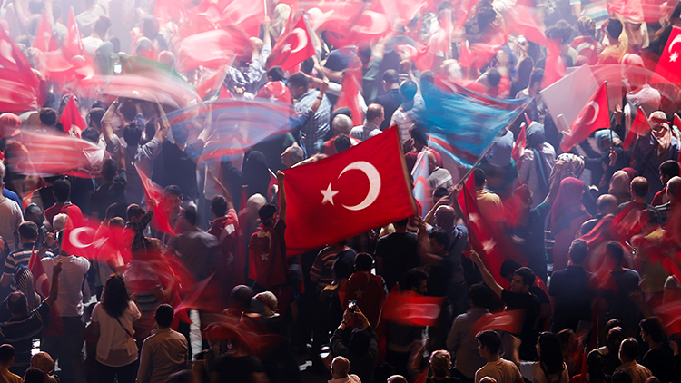 Turquía suspende a todos los fiscales y jueces militares del país