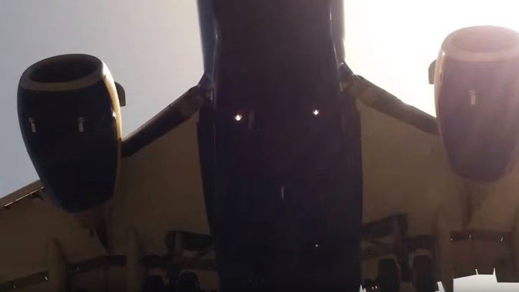 Espectacular aterrizaje: un avión pasa a pocos metros de una playa en España
